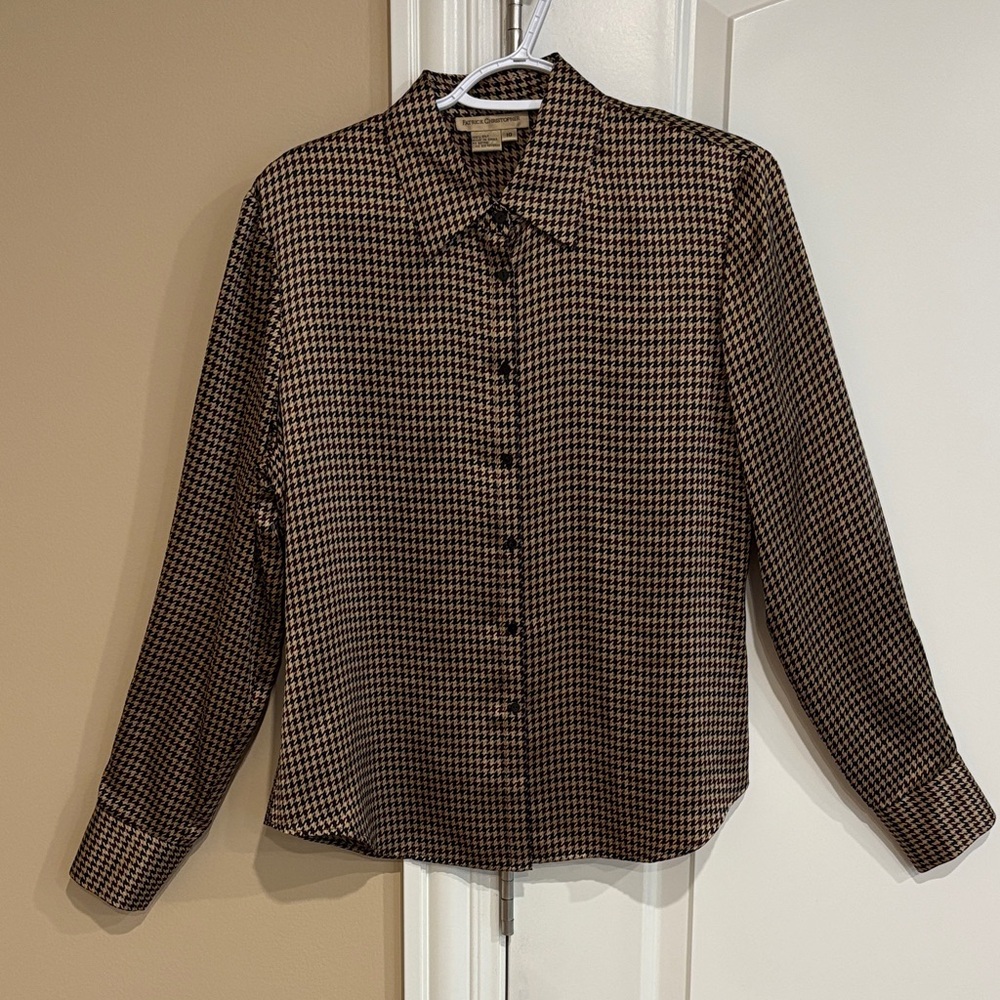100% Silk Patrick Christopher Blouse. Size 10.